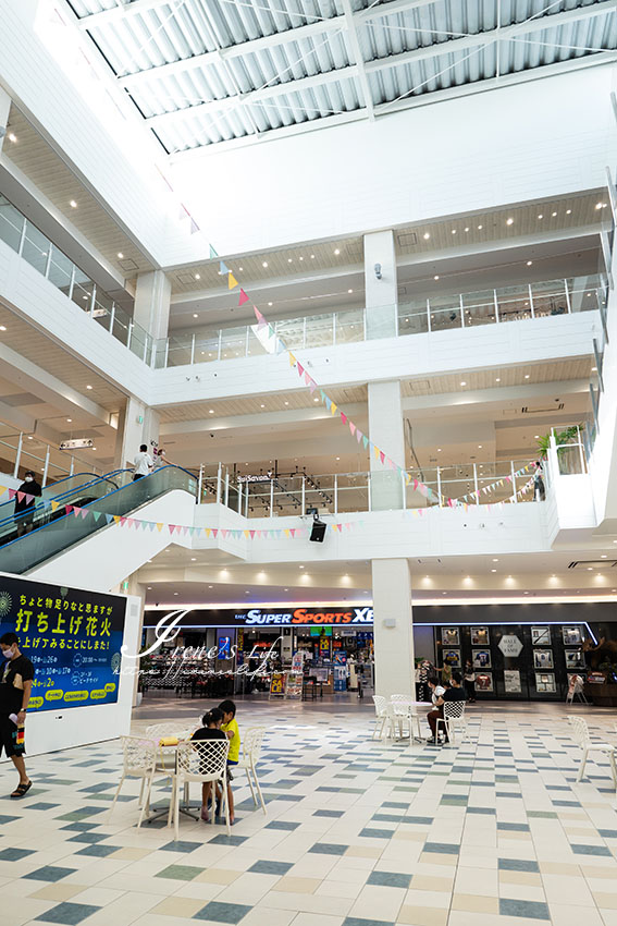 沖繩南部新購物中心，商場結合水族館、恐龍主題樂園，逛完還可搭免費接駁車到ASHIBINAA Outlet繼續買