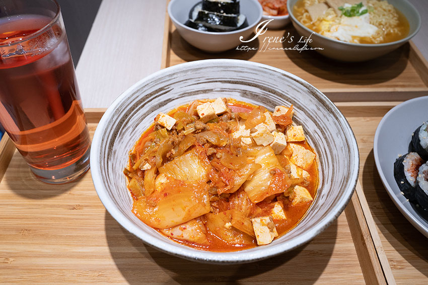 藏在巷弄裡清新的韓國飯捲專賣店，一份飯捲可吃到兩種口味，來自慶尚南道的改良式飯捲