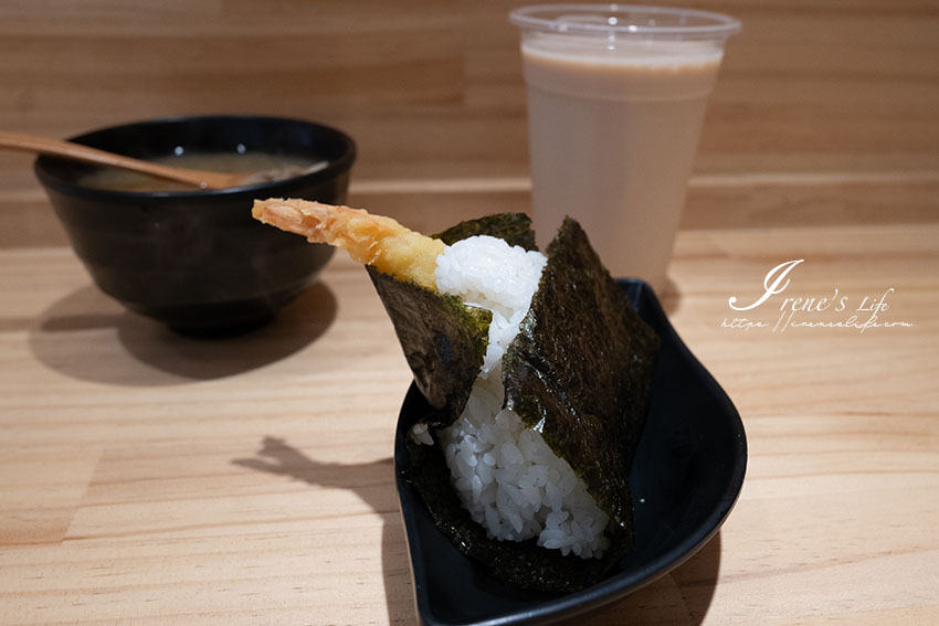 日本人開的日式飯糰專賣店，米飯煮的超好吃，懷念的日式小吃五平餅、醬油糰子在這裡都吃的到