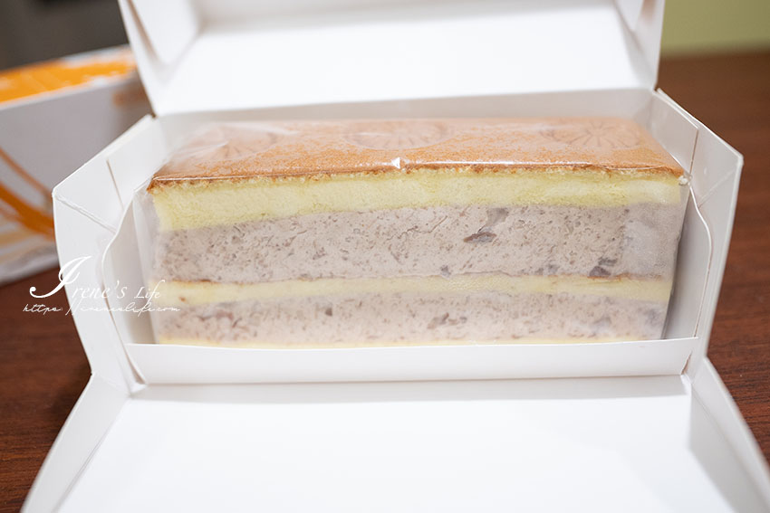 台北隱藏版芋泥蛋糕，沒有預訂買不到，雙層芋頭餡超級厚，根本是芋泥夾蛋糕，還吃的到芋頭顆粒