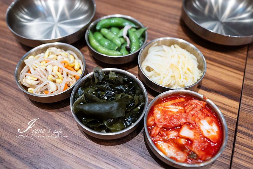 韓式蔬食專賣店，養心茶樓新品牌，沒看錯，全部韓式料理都是素的！韓國必吃半半炸G超仿真