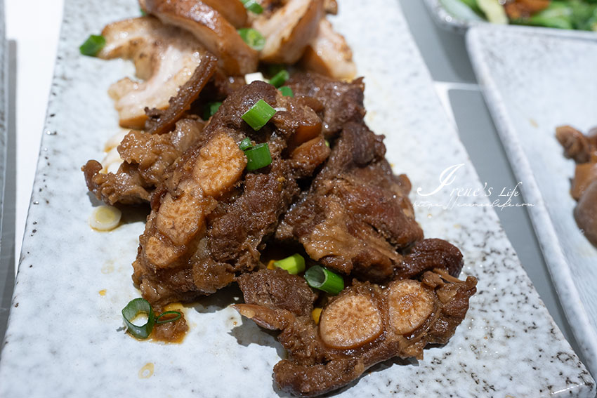 林口三井outlet對面新開的文青滷肉飯專賣店，加薑的魯肉飯，肥瘦可以自己選，份量精緻
