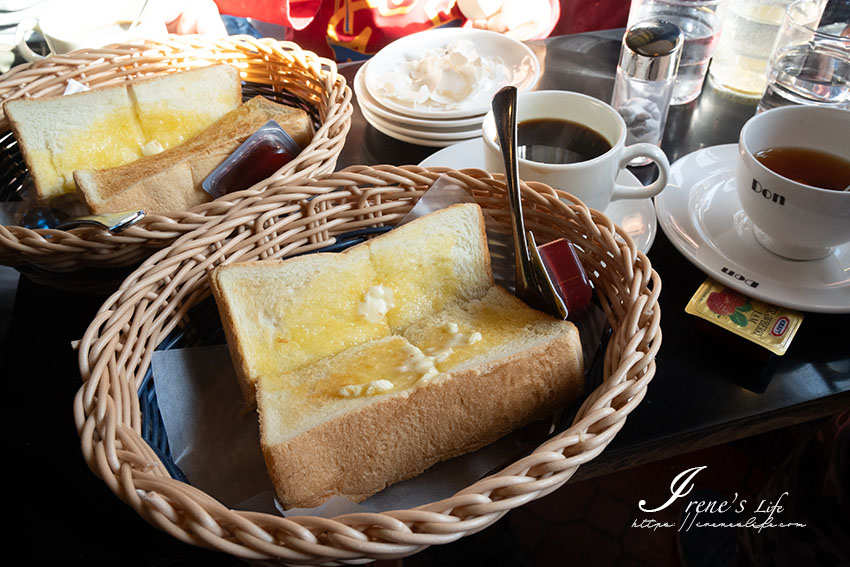 JR高山站咖啡店，早餐套餐很實惠，咖啡或茶+麵包+果汁或牛奶+水煮蛋只要700日元
