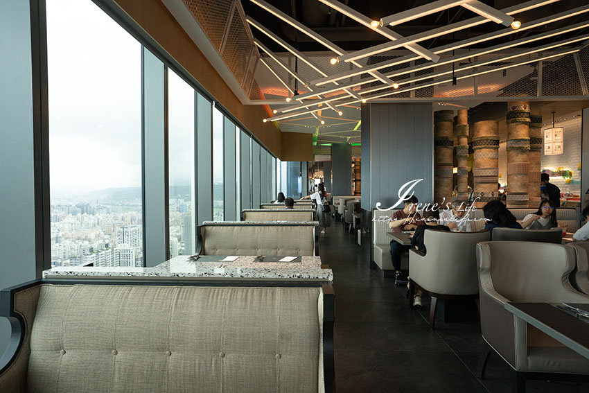 超難訂位的台北人氣吃到飽餐廳｜39樓高樓層的360度高空環景，美食伴美景，八大餐區任你吃