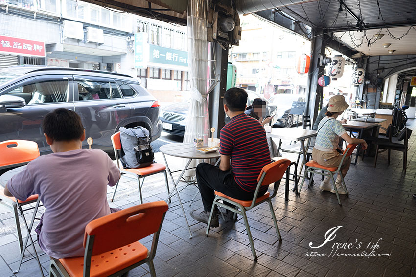 台北古早味粉漿蛋餅，外酥內軟還有滿滿的高麗菜，份量超足吃得飽，人很多要有耐心等