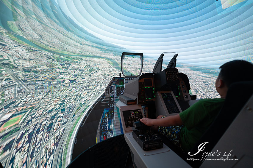 基隆新景點｜基隆舊火車站變身全球首座元宇宙實境體驗館，搭乘飛艇環遊世界，坐上駕駛座體驗開飛機