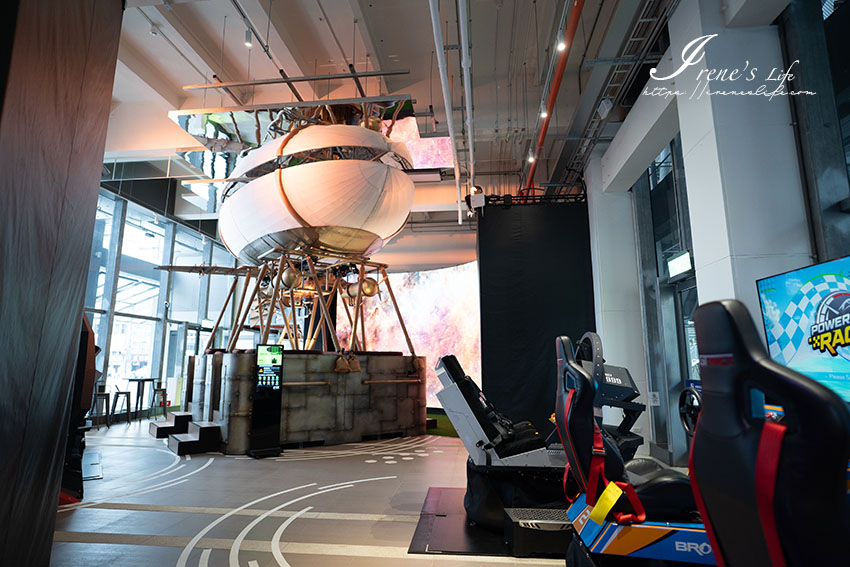 基隆新景點｜基隆舊火車站變身全球首座元宇宙實境體驗館，搭乘飛艇環遊世界，坐上駕駛座體驗開飛機