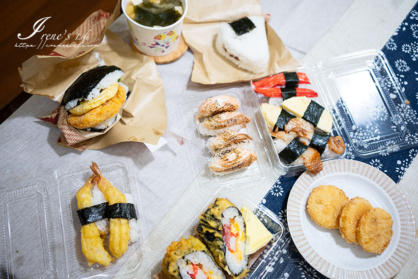 以飯糰、壽司為主的玩米食，三角飯糰、沖繩飯糰、壽司全都有，最便宜只要15元，炙燒鮭魚一貫不用25元