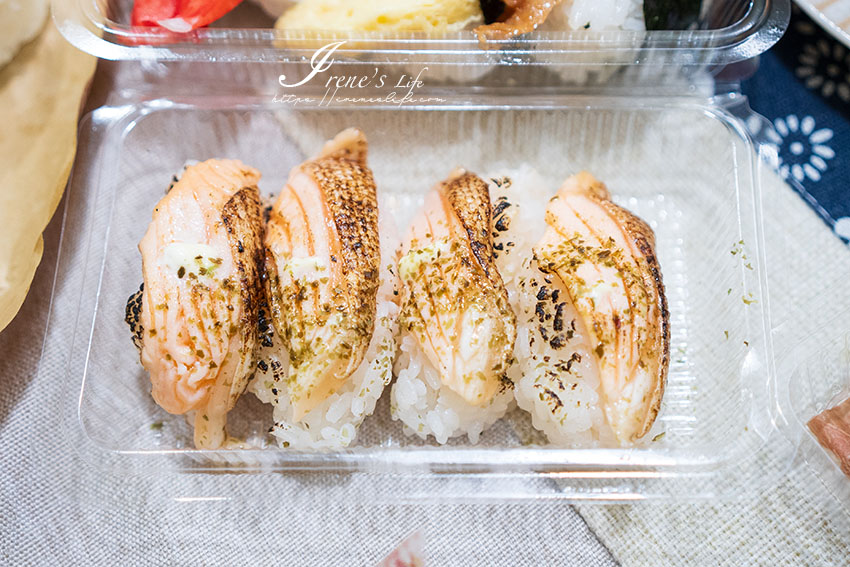 以飯糰、壽司為主的玩米食，三角飯糰、沖繩飯糰、壽司全都有，最便宜只要15元，炙燒鮭魚一貫不用25元