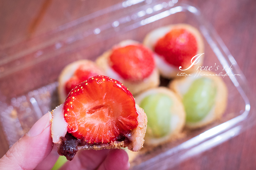 南機場人氣排隊美食｜包入整顆草莓和青葡萄的古早味麻糬，好拍又好吃的台版大福