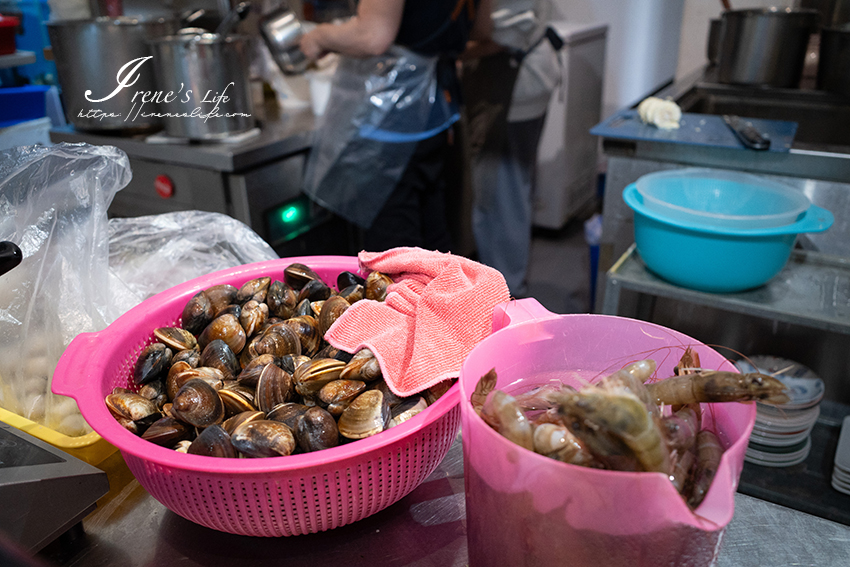 超狂爆的海龍王粥，海鮮種類多達9種，活體紅蟳、九孔直接秀給你看！喜歡還有活龍蝦