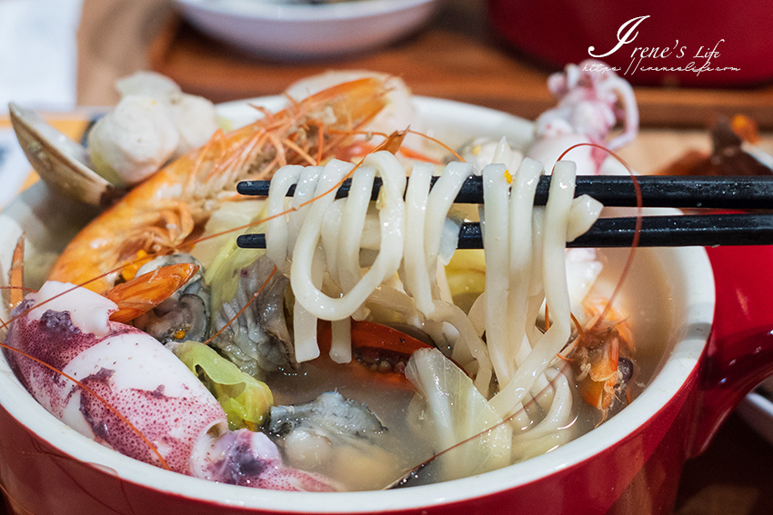 超狂爆的海龍王粥，海鮮種類多達9種，活體紅蟳、九孔直接秀給你看！喜歡還有活龍蝦