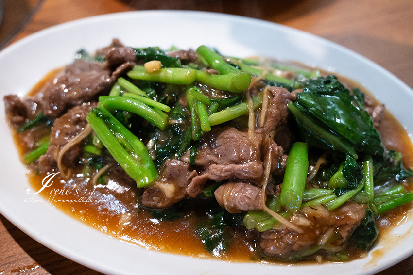 不用到台南，三重也能吃到溫體牛肉火鍋，頂級油花牛肉超級嫩，各式牛肉熱炒也都不錯