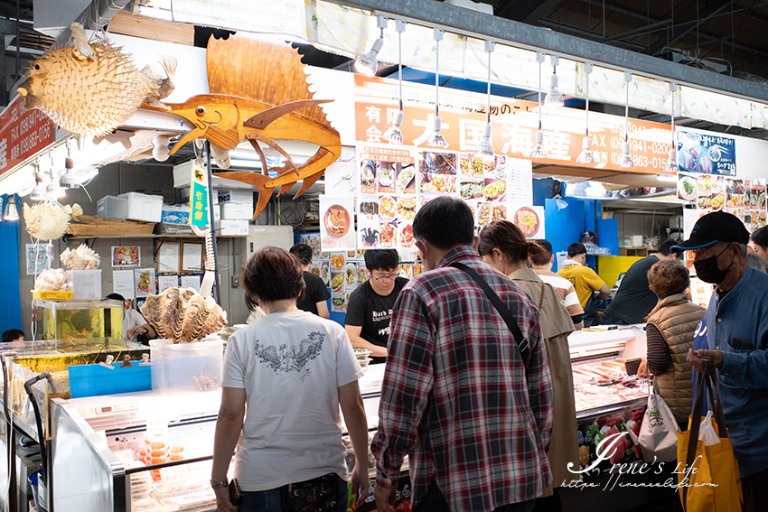 沖繩三大漁市場之一，距離市區和機場最近的泊港漁市場，生食熟食種類多價格又親民