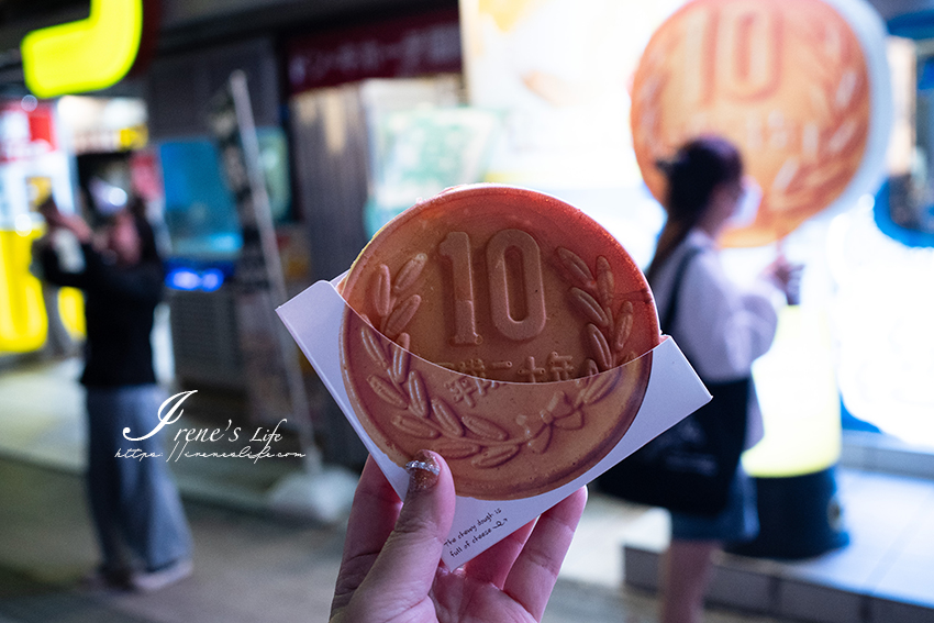 沖繩國際通必吃美食｜熱門的排隊美食，做成10円硬幣造型的起司蛋糕燒，滿滿起司牽絲到天際