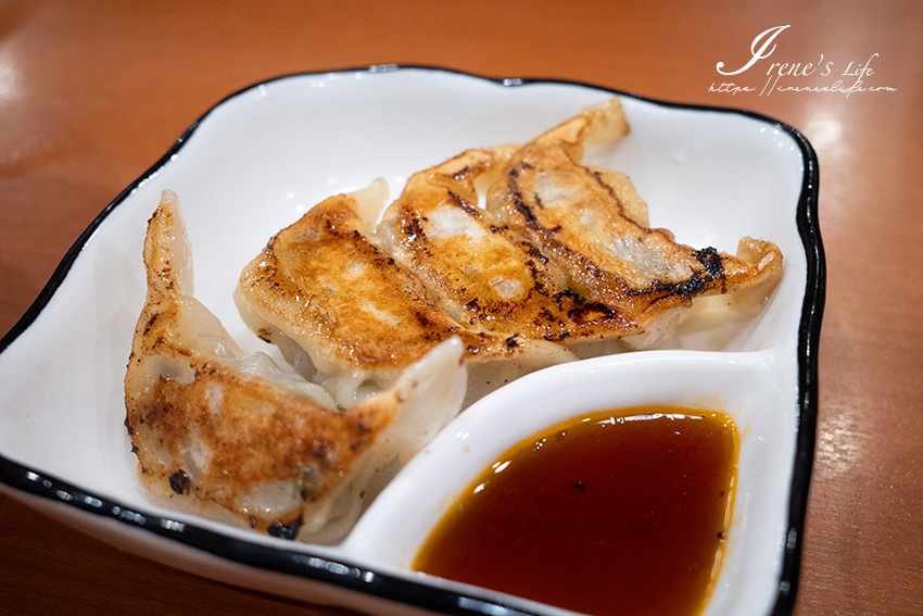 沖繩必吃的人氣排隊拉麵｜來到沖繩必吃美食不可少了它，拉麵配煎餃的完美搭配