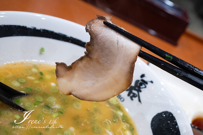 沖繩必吃的人氣排隊拉麵｜來到沖繩必吃美食不可少了它，拉麵配煎餃的完美搭配