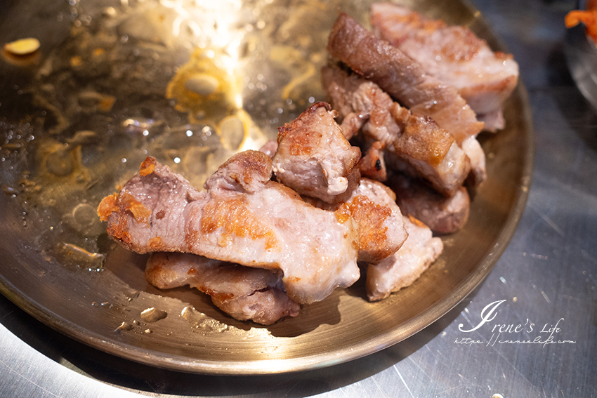 王品全新韓式烤肉品牌金咕插旗西門町，全程專人代烤，豬五花三種吃法挑逗味蕾