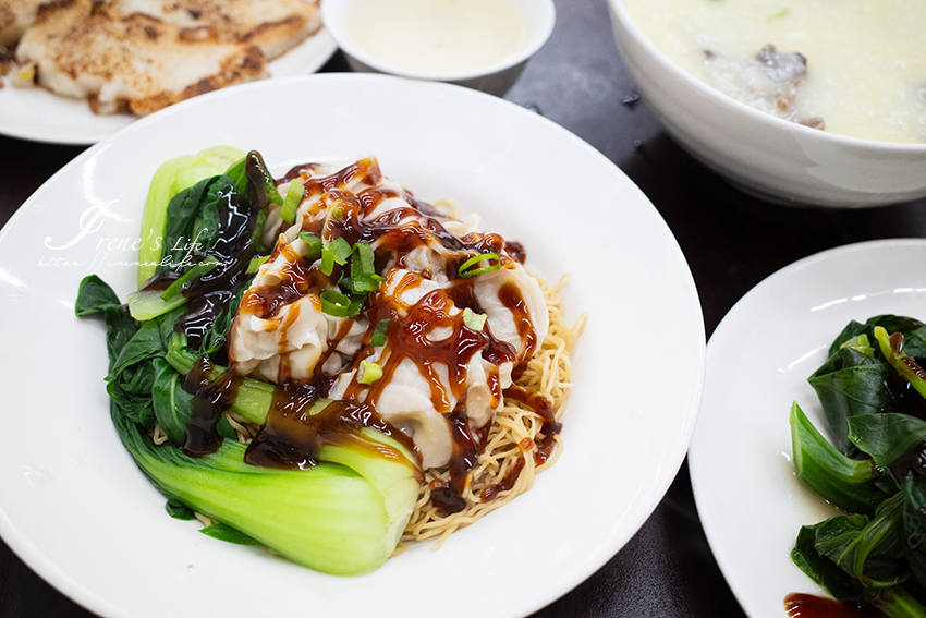 三重藏身市場裡的港式料理店，來自香港老闆的道地香港味，爆量香菜的皮蛋魚片湯清爽又新奇