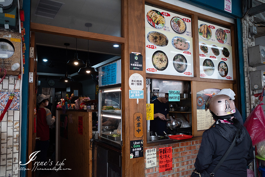 礁溪火車站前，傳承自新竹城隍廟老店，礁溪也吃的到新竹鴨肉飯囉，總是大排長龍的人氣小吃店