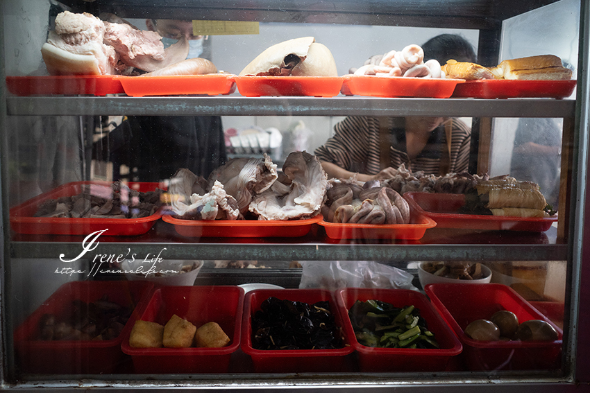 傳統市場內的宜蘭礁溪在地美食，魚丸米粉、麻醬麵、香菜捲，一碗40元吃飽飽