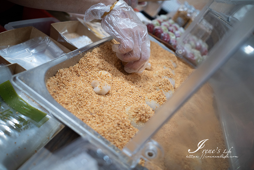 菜市場內隱藏的傳統米食，銅板價的麻糬、傳統粿，香濃的花生包覆著淡淡的米香