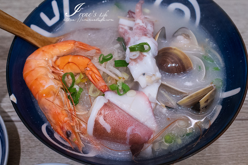 竹北文青小吃店，台式、客家、泰式的相容並存，海鮮三味超澎拜，蘿蔔糕幾乎每桌一份