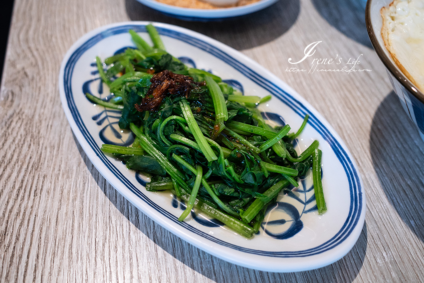 竹北文青小吃店，台式、客家、泰式的相容並存，海鮮三味超澎拜，蘿蔔糕幾乎每桌一份