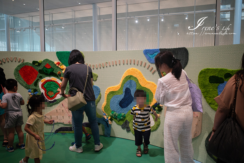 超美的桃園兒童美術館，披覆綠植的白色建築，立體書、互動設施讓小朋友沉浸美的世界