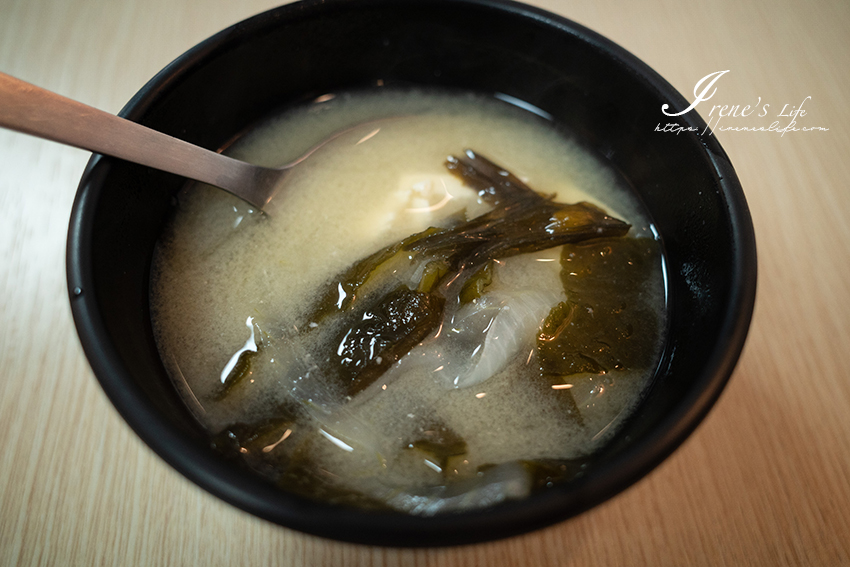近徐匯中學捷運站，平均一百多元的日式定食，份量大且內用味噌湯、白飯無限供應
