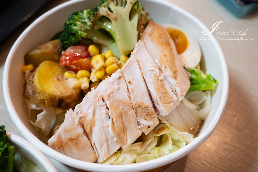 近徐匯中學捷運站，平均一百多元的日式定食，份量大且內用味噌湯、白飯無限供應